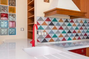 Fenstermaterial fürs Bad: Kunststoff, Holz oder Alu?